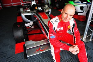 Пламен Кралев остава във Формула 2 и през сезон 2012