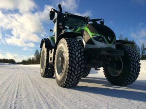 Nokian Tyres and Valtra Set the New World Record for Tractors: 130.165 km/h!