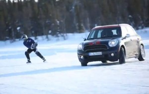 Mini Countryman на леда с екстремни хокеисти (видео)