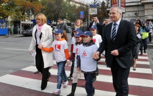 Първата светеща пешеходна пътека в България работи от днес