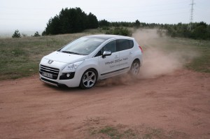 4х4 в бъдеще време: тест Peugeot 3008 HYbrid4
