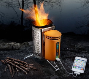 Мини-печката за къмпинг BioLite CampStove зарежда телефон
