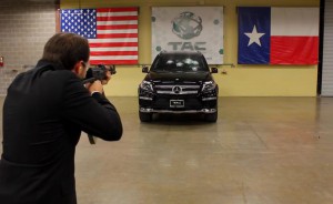 Брониран Mercedes GL срещу AK-47 (видео)