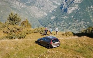 Volvo V60 Cross Country срещу трима outdoor атлети (видео)